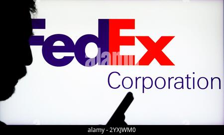 Allemagne. 16 décembre 2024. Dans cette illustration photo, le logo FedEx Corporation est affiché sur un moniteur. (Photo de Valera Golovniov/SOPA images/SIPA USA) *** strictement à des fins éditoriales *** crédit : SIPA USA/Alamy Live News Banque D'Images