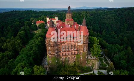 Vue aérienne du château médiéval historique entouré de forêt. Château de Ksiaz à Walbrzych, Pologne Banque D'Images