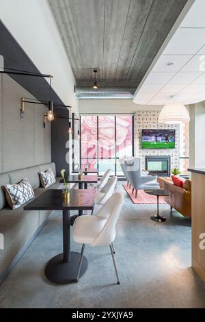 Espace commun dans un immeuble neuf avec mobilier moderne et télévision Banque D'Images