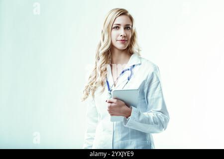 Médecin confiant tenant une tablette numérique, symbolisant l'intégration de la technologie et des soins de santé, améliorant les diagnostics, les traitements et les paties Banque D'Images