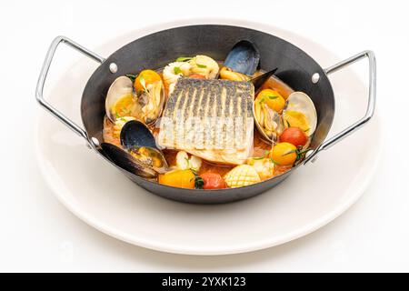 Ragoût de fruits de mer bouillabaisse avec poisson, moules, crevettes et calmars Banque D'Images