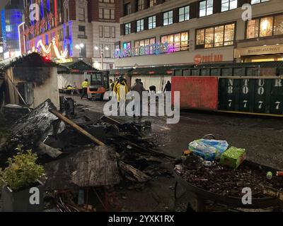 16 décembre 2024, New York City, New York, États-Unis : L'équipage nettoie les restes carbonisés de plusieurs stands du Herald Square qui ont été détruits dans un incendie. (Crédit image : © Billy Tompkins/ZUMA Press Wire) USAGE ÉDITORIAL SEULEMENT! Non destiné à UN USAGE commercial ! Banque D'Images