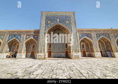 Niches cintrées colorées dans la cour de la Madrasah Tilya-Kori Banque D'Images