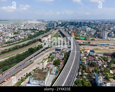 Prise de vue aérienne de la voie express surélevée de Dhaka et du paysage urbain au Bangladesh Banque D'Images