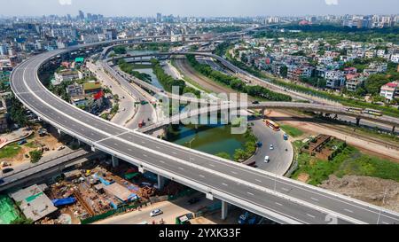 Drone vue de l'autoroute élevée de Dhaka. Paysage urbain de Dhaka Banque D'Images