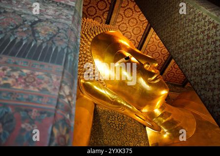 Bangkok, Thaïlande - 29 novembre 2024 : tête du Bouddha couché à Wat Pho, immense statue dorée Banque D'Images