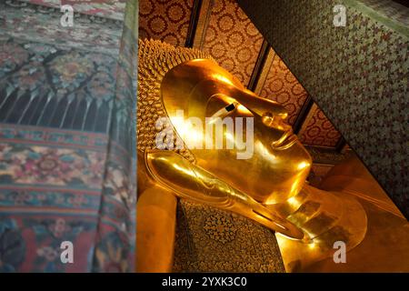 Bangkok, Thaïlande - 29 novembre 2024 : statue de Bouddha couchée sur le temple Wat pho, près de la partie de la tête Banque D'Images