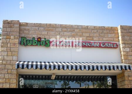 Anaheim, Californie, États-Unis - 03-25-2019, une vue d'un panneau de façade de magasin pour le restaurant connu sous le nom de Rubio's Fresh Mexican Grill. Banque D'Images