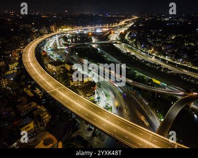 Drone vue aérienne de nuit de la ville de Dhaka avec voie express surélevée illuminée et lumières de la ville Banque D'Images