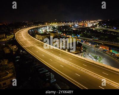 Vue aérienne drone de la ville de Dhaka la nuit avec autoroute surélevée illuminée. Vue de nuit sur la ville de Dhaka Banque D'Images