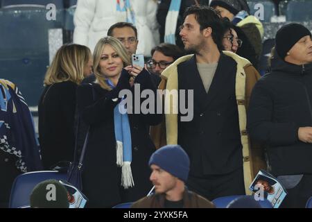 Rome, Italie. 16 décembre 2024. Rome, Italie 16.12.2024 : VIP sur le stand Anna falchi et son petit ami, Ignazio la Russa avec son fils, Paolo Bonolis avec son fils David dans le championnat italien de football Serie A Enilive 2024-2025 match SS Lazio vs FC Internazionale au Stadio Olimpico à Rome crédit : Agence photo indépendante/Alamy Live News Banque D'Images