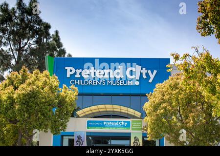 Irvine, Californie, États-Unis - 03-29-2019, un panneau de façade pour le musée des enfants de Pretend City. Banque D'Images