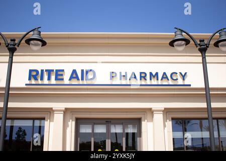 Irvine, Californie, États-Unis - 03-29-2019, une vue d'un panneau de façade de magasin pour Rite Aid. Banque D'Images