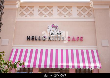Irvine, Californie, États-Unis - 03-29-2019, une enseigne de façade pour le café à thème connu sous le nom de Hello Kitty Cafe. Banque D'Images
