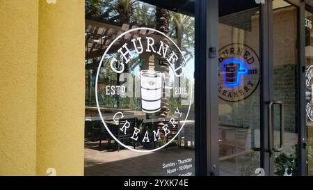 Irvine, Californie, États-Unis - 03-29-2019, une vue d'un signe de décalcomanie de fenêtre pour la chaîne de crème glacée connue sous le nom de Churned Creamery. Banque D'Images