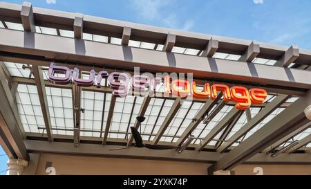 Irvine, Californie, États-Unis - 03-29-2019, une vue d'une enseigne de façade de magasin pour le restaurant décontracté connu sous le nom de Burger Lounge. Banque D'Images