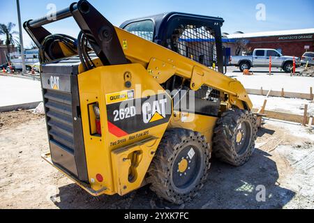 Orange, Californie, États-Unis - 04-03-2019 : vue d'un véhicule chargeur compact rigide CAT, vu sur un chantier de construction. Banque D'Images