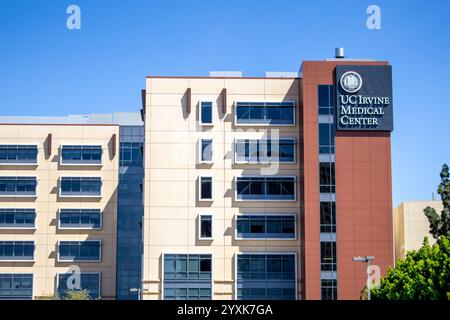 Orange, Californie, États-Unis - 04-03-19 : une vue d'un bâtiment et d'un panneau pour l'hôpital connu sous le nom de UC Irvine Medical Center. Banque D'Images