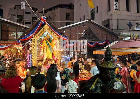 Le sanctuaire très vénéré de Ganesha à la jonction de Huai Khwang à Bangkok voit un flot constant de dévots, même la nuit Banque D'Images