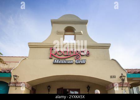 Orange, Californie, États-Unis - 04-03-2019 : une vue d'un panneau de façade de magasin pour le restaurant mexicain familial connu sous le nom de Rodrigo's Mexican Grill. Banque D'Images