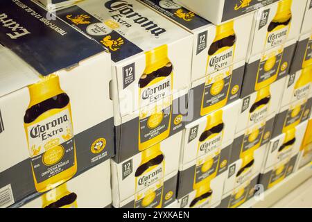 Los Angeles, Californie, États-Unis - 04-05-2019 : vue de plusieurs caisses de bouteilles en verre Corona Extra à l'épicerie. Banque D'Images