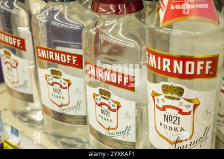 Los Angeles, Californie, États-Unis - 04-05-2019 : une vue de plusieurs bouteilles de Smirnoff Vodka à l'épicerie. Banque D'Images