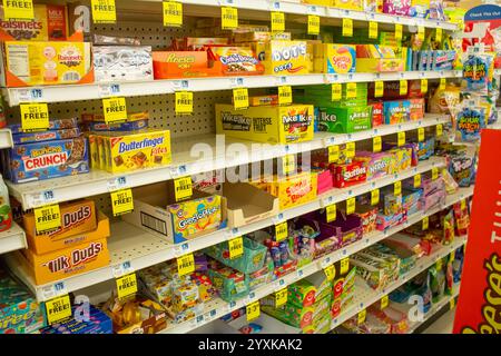 Los Angeles, Californie, États-Unis - 04-05-2019 : une vue de plusieurs étagères dédiées aux marques de bonbons en boîte, au magasin. Banque D'Images