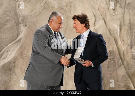 L'acteur Tom Cruise reçoit le Distinguished public Service Award décerné par le secrétaire à la Marine des États-Unis, Carlos Del Toro, lors d'une cérémonie aux studios long Cross à Chertsey, Surrey. Le prix est décerné par la marine aux civils qui ont commis des actes de vaillance ou d'héroïsme, ou qui ont fait preuve d'un service extraordinaire au nom de la marine pendant une longue période. C'est le prix naval le plus prestigieux décerné aux civils. Date de la photo : mardi 17 décembre 2024. Banque D'Images