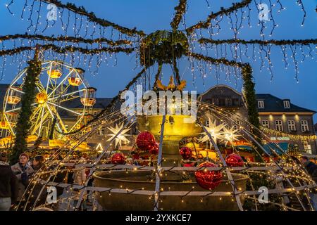 Weihnachtsmarkt am Marktbrunnen von Goslar in der Abenddämmerung, Niedersachsen, Deutschland | marché de Noël dans la vieille ville de Goslar au crépuscule, Lo Banque D'Images