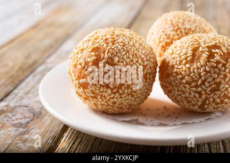 Une vue d'une assiette de boules de sésame chinois. Banque D'Images