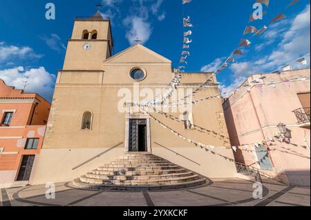 La façade de l'église paroissiale Vergine del Carmine à Teulada, Sardaigne, Italie Banque D'Images