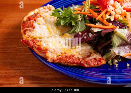 Vue rapprochée d'une assiette de tranches de pizza sans gluten et sans produits laitiers, sur une assiette. Banque D'Images