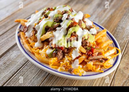 Vue d'une assiette de frites carne asada. Banque D'Images