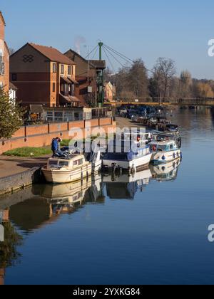 Bateaux amarrés sur la rivière Nene par une journée d'hiver froide mais ensoleillée ; Southbridge, Northampton, Royaume-Uni Banque D'Images