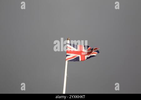 Tempête et union jack à lands end Cornwall Banque D'Images