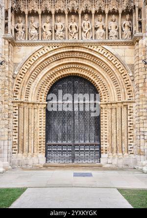 Rangée de statues (de rois anglais) au-dessus d'une porte en chêne décorée à l'extrémité ouest de la cathédrale de Lincoln, en Angleterre. Banque D'Images