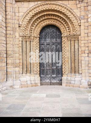 Porte fermée et décorée en chêne à l'extrémité ouest de la cathédrale de Lincoln, en Angleterre. Banque D'Images