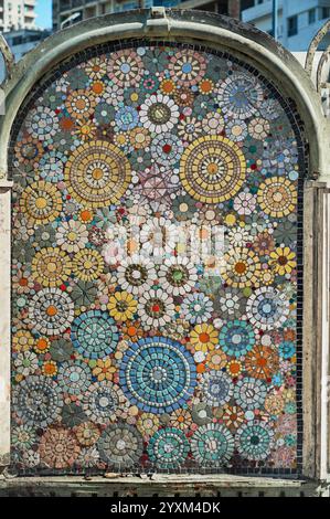 Un panneau de mosaïque coloré détaillé sur Stanley Bridge à Alexandrie, Egypte. Des motifs géométriques et floraux vibrants reflètent l'art du moyen-Orient. Banque D'Images