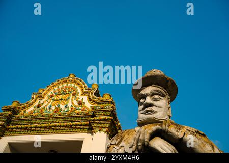 Bangkok, Thaïlande - 29 novembre 2024 : statue de gardien chinois près d'une porte à Wat Pho Banque D'Images
