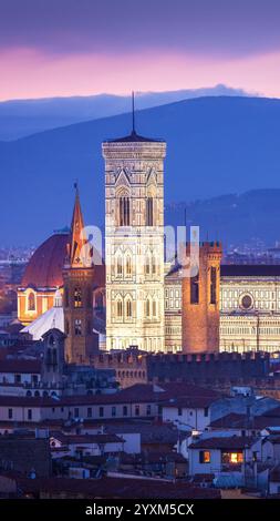 Cathédrale Santa Maria del Fiore est le point de repère central de Florence, une œuvre d'architecture si ginormale et complexe qu'il a fallu 150 ans pour l'achever Banque D'Images