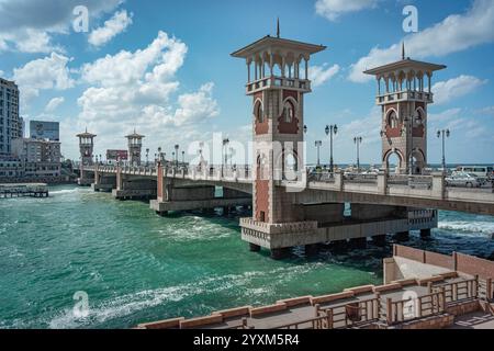 Stanley Bridge à Alexandrie, en Égypte, présente ses élégantes tours et arches au-dessus de la mer Méditerranée. Architecture emblématique avec des eaux côtières. Banque D'Images