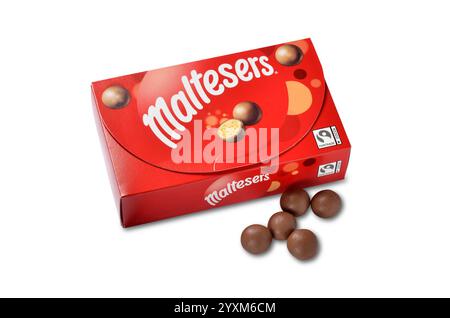 Boîte de bonbons au chocolat Maltesers 110 grammes fermée avec plusieurs des chocolats disposés devant la boîte, isolé sur blanc avec chemin de découpage Banque D'Images