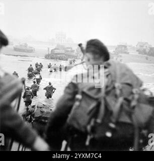 Les commandos britanniques de la 1re brigade de services spéciaux, dirigée par Lord Lovat, débarquent sur le secteur 'Queen Red' de Sword Beach, à la brèche, le matin du 6 juin 1944 - jour J. Banque D'Images
