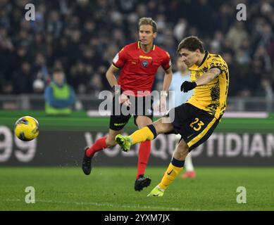 Rome, Italie. 16 décembre 2024. Nicolo Barella de l'Inter Milan marque lors d'un match de Serie A entre le Lazio et l'Inter Milan à Rome, Italie, le 16 décembre 2024. Crédit : Augusto Casasoli/Xinhua/Alamy Live News Banque D'Images