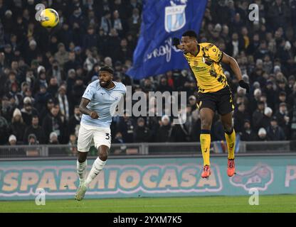 Rome, Italie. 16 décembre 2024. Denzel Dumfries (R) de l'Inter Milan marque lors d'un match de Serie A entre le Lazio et l'Inter Milan à Rome, Italie, le 16 décembre 2024. Crédit : Augusto Casasoli/Xinhua/Alamy Live News Banque D'Images