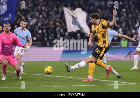 Rome, Italie. 16 décembre 2024. Carlos Augusto de l'Inter Milan marque lors d'un match de Serie A entre le Lazio et l'Inter Milan à Rome, Italie, le 16 décembre 2024. Crédit : Augusto Casasoli/Xinhua/Alamy Live News Banque D'Images