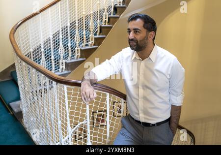 Photo du premier ministre écossais Humza Yousaf, datée du 12/10/23, à Bute House à Édimbourg, en prévision de la conférence nationale du SNP. L’ancien premier ministre écossais Humza Yousaf a annoncé qu’il prenait du recul par rapport à la politique de première ligne et ne se présenterait pas à une réélection en tant que député en 2026. M. Yousaf a déclaré qu'il était "temps pour moi de passer à autre chose" après ses 15 ans de carrière chez Holyrood. Date d'émission : mardi 17 décembre 2024. Banque D'Images