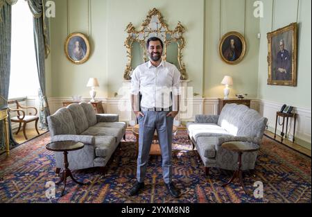 Photo du premier ministre écossais Humza Yousaf, datée du 12/10/23, à Bute House à Édimbourg, en prévision de la conférence nationale du SNP. L’ancien premier ministre écossais Humza Yousaf a annoncé qu’il prenait du recul par rapport à la politique de première ligne et ne se présenterait pas à une réélection en tant que député en 2026. M. Yousaf a déclaré qu'il était "temps pour moi de passer à autre chose" après ses 15 ans de carrière chez Holyrood. Date d'émission : mardi 17 décembre 2024. Banque D'Images