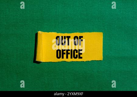 Message d'absence du bureau écrit sur un morceau de papier jaune déchiré avec fond vert. Symbole conceptuel d'absence du bureau. Copier l'espace. Banque D'Images