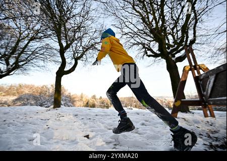 LVIV, UKRAINE - 14 DÉCEMBRE 2024 - Un garçon court pendant la cinquième course Kordon dans le parc de culture et de loisirs Bohdan Khmelnytskyi, Lviv, dans l'ouest de l'Ukraine. La Kordon Race est à la fois une course à obstacles et des masterclasses visant à s’adapter à la vie dans un pays en guerre. Banque D'Images